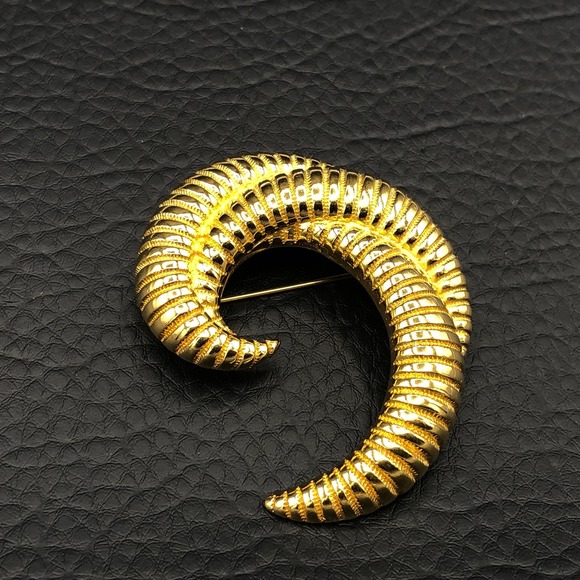 Monet Vintage Triple Curl Brooch Textured Gold Tone Swirl Swoosh Curved MCM Pin - Picture 1 of 7